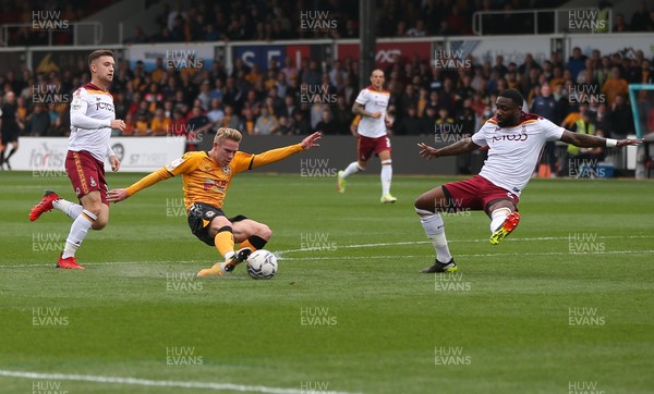 091021 - Newport County v Bradford City, Sky Bet League 2 - Ollie Cooper of Newport County shoots at goal as Yann Songo'o of Bradford City closes in