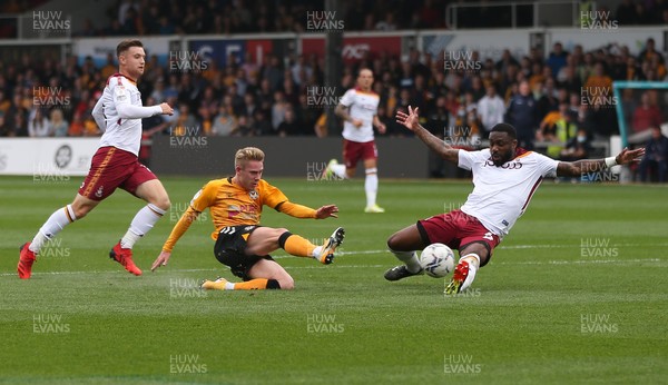 091021 - Newport County v Bradford City, Sky Bet League 2 - Ollie Cooper of Newport County shoots at goal as Yann Songo'o of Bradford City closes in