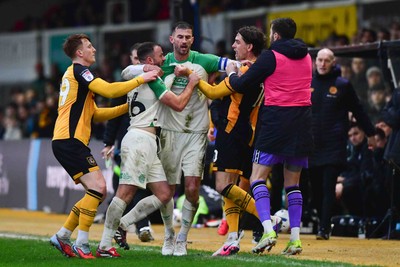 210226 - Newport County v Cambridge United - Sky Bet League 2 - A confrontation between James Gibbons of Cambridge United and Harrison Biggins of Newport County is broken up by teammates