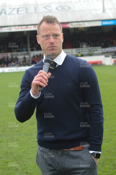 280418 - Newport County v Cambridge United - Sky Bet League 2 - Newport County manager Mike Flynn thanks the crowd for their support