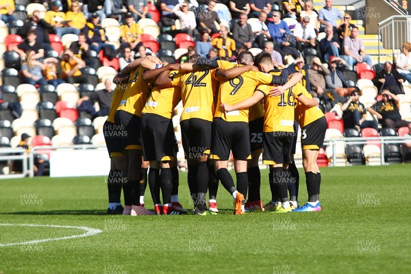 190918 Newport County v Cambridge United - Sky Bet League 2 - Players of Newport County huddle before kick off 