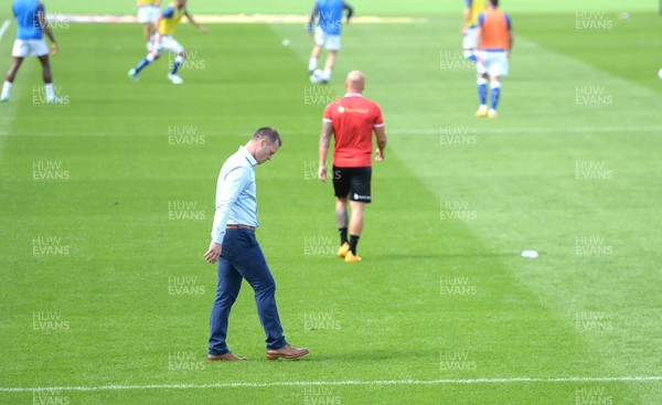 260817 - Newport County v Chesterfield - SkyBet League 2 - Newport County manager Michael Flynn inspects the pitch