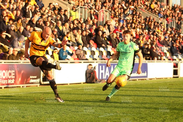 171118 Newport County v Colchester United - Sky Bet League 2 - David Pipe of Newport County gets in a cross