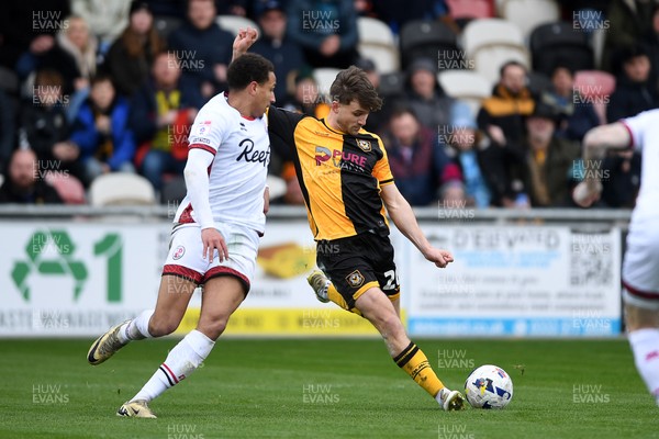 030426 - Newport County v Crawley Town - Sky Bet League 2 - Ben Lloyd of Newport County has a shot on goal