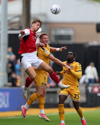 120926 - Newport County v Fleetwood Town - Sky Bet League 2 - Lewis McCann of Fleetwood Town beats Cameron Norman of Newport County to a header