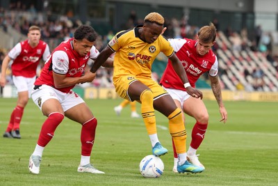 120926 - Newport County v Fleetwood Town - Sky Bet League 2 - Shaquille Gwengwe of Newport County controls the ball with pressure from  Raffaele Cirino (L) and Adam Murphy of Fleetwood Town (R)