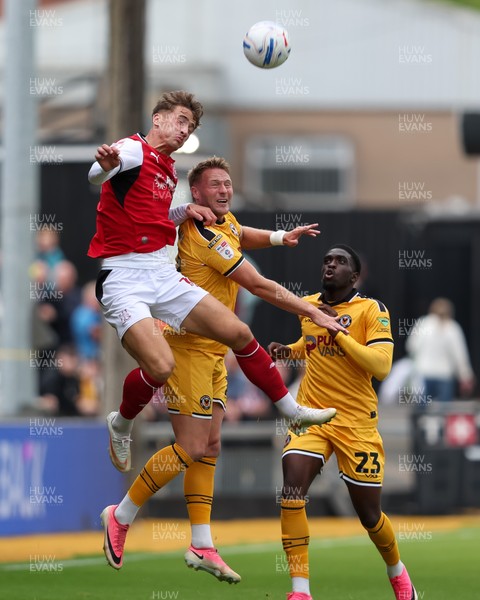 120926 - Newport County v Fleetwood Town - Sky Bet League 2 - Lewis McCann of Fleetwood Town beats Cameron Norman of Newport County to a header