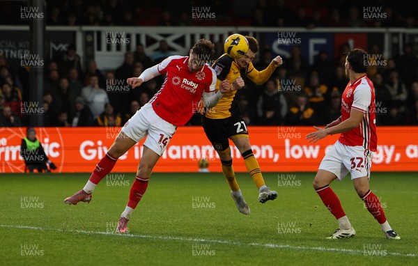 131225 - Newport County v Fleetwood Town, EFL Sky Bet League 2 - Michael Spellman of Newport County looks to head at goal as Lewis McCann of Fleetwood Town closes in