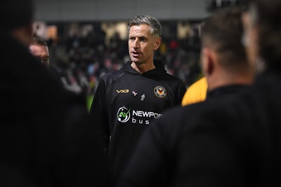 011125 - Newport County v Gillingham - FA Cup First Round - Newport County Manager, David Hughes speaks to his side as the game heads to extra time