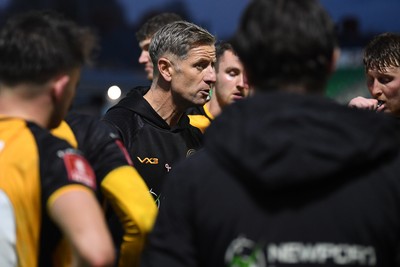 011125 - Newport County v Gillingham - FA Cup First Round - Newport County Manager, David Hughes speaks to his side as the game heads to extra time