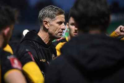 011125 - Newport County v Gillingham - FA Cup First Round - Newport County Manager, David Hughes speaks to his side as the game heads to extra time
