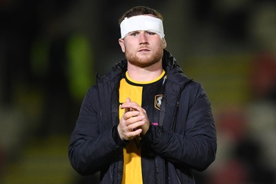 011125 - Newport County v Gillingham - FA Cup First Round - Lee Jenkins of Newport County applauding fans at full time