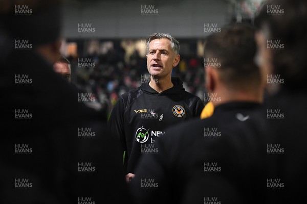 011125 - Newport County v Gillingham - FA Cup First Round - Newport County Manager, David Hughes speaks to his side as the game heads to extra time