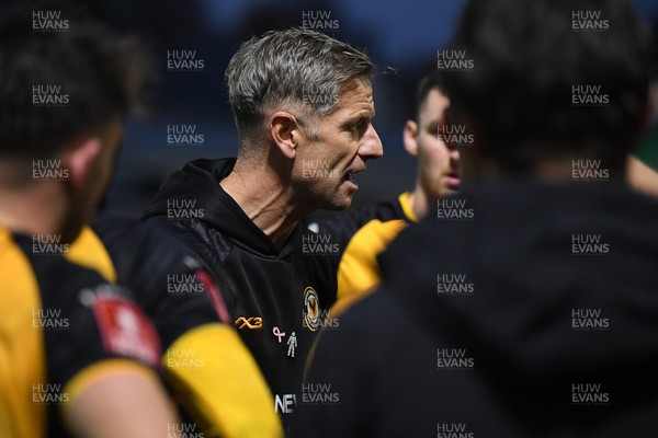 011125 - Newport County v Gillingham - FA Cup First Round - Newport County Manager, David Hughes speaks to his side as the game heads to extra time
