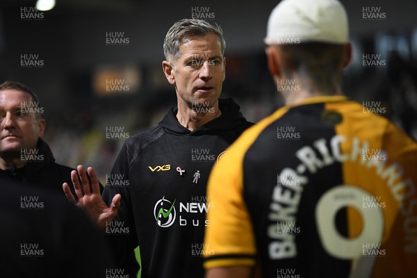 011125 - Newport County v Gillingham - FA Cup First Round - Newport County Manager, David Hughes speaks to his side as the game heads to extra time