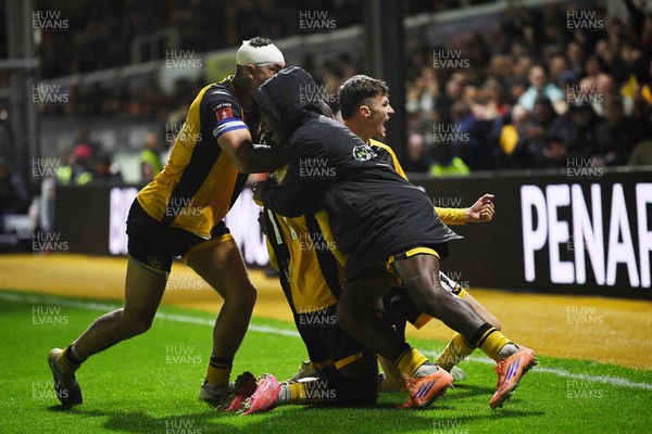 011125 - Newport County v Gillingham - FA Cup First Round - Cameron Antwi of Newport County celebrates scoring a goal with team mates