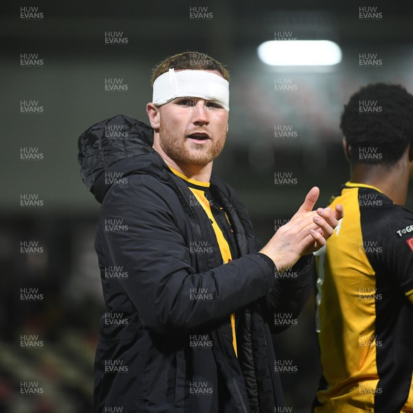 011125 - Newport County v Gillingham - FA Cup First Round - Lee Jenkins of Newport County applauding fans at full time
