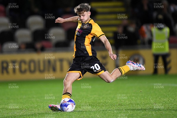 011125 - Newport County v Gillingham - FA Cup First Round - Ben Lloyd of Newport County scores the winning penalty