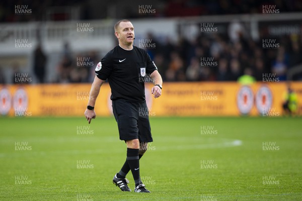 191122 - Newport County v Gillingham - Sky Bet League 2 - Referee Ollie Yates during the first half 
