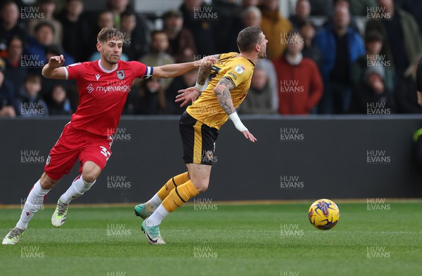 161223 - Newport County v Grimsby Town, EFL Sky Bet League 2 - Danny Rose of Grimsby gets to grips with Scot Bennett of Newport County