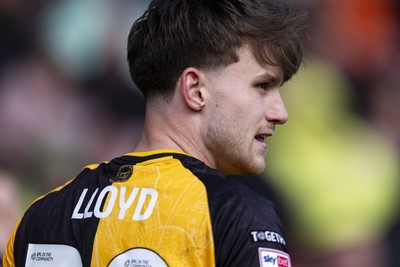 110426 - Newport County v Harrogate Town - Sky Bet League 2 - Ben Lloyd of Newport County prepares to take a corner
