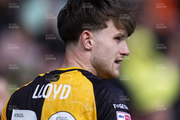 110426 - Newport County v Harrogate Town - Sky Bet League 2 - Ben Lloyd of Newport County prepares to take a corner