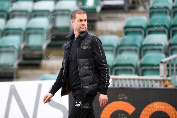 150325 - Newport County v Harrogate Town - Sky Bet League 2 - Simon Weaver, Harrogate Town Manager