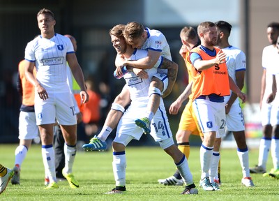 060816 - Newport County v Mansfield Town - Sky Bet League 2 -Kevan Hurst and Danny Rose of Mansfield Town celebrate at the end of the game