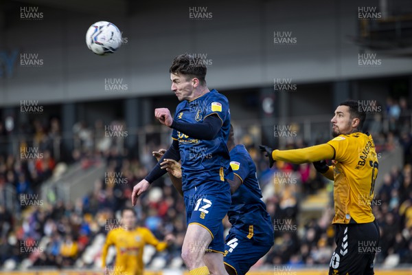 190222 - Newport County v Mansfield Town - Sky Bet League 2 - Oliver Hawkins of Mansfield Town (L) wins a header over Courtney Baker-Richardson of Newport County (R)
