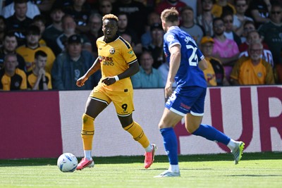 150826 - Newport County v Rochdale - Sky Bet League 2 - Shaquille Gwengwe of Newport County is challenged by Sam Sherring of Rochdale