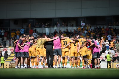 150826 - Newport County v Rochdale - Sky Bet League 2 - Newport huddle at full time