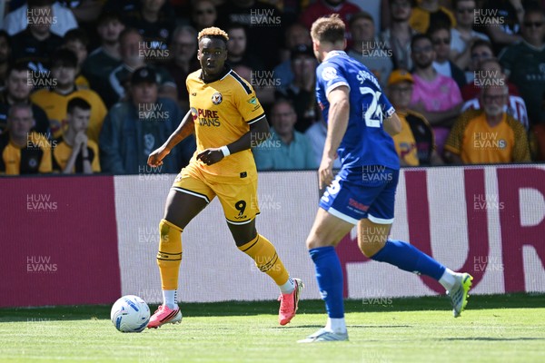 150826 - Newport County v Rochdale - Sky Bet League 2 - Shaquille Gwengwe of Newport County is challenged by Sam Sherring of Rochdale