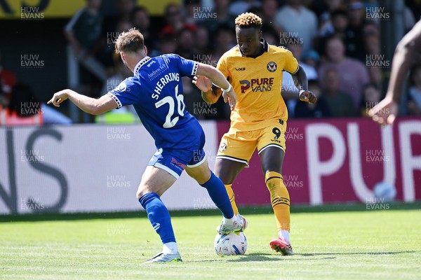 150826 - Newport County v Rochdale - Sky Bet League 2 - Shaquille Gwengwe of Newport County is challenged by Sam Sherring of Rochdale