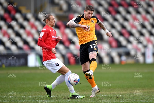 160121 - Newport County v Salford City - SkyBet League 2 - Scot Bennett of Newport County tries a shot at goal