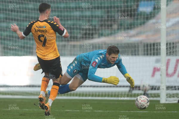 281120 - Newport County v Salford City - FA Cup Second Round - Vaclav Hladky Salford City Goalkeeper dives on the ball under pressure from Padraig Amond of Newport County 