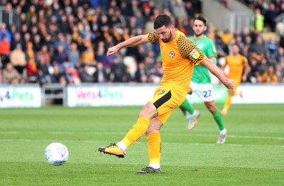 191019 - Newport County v Scunthorpe United - SkyBet League Two - Padraig Amond of Newport County has an early shot at goal