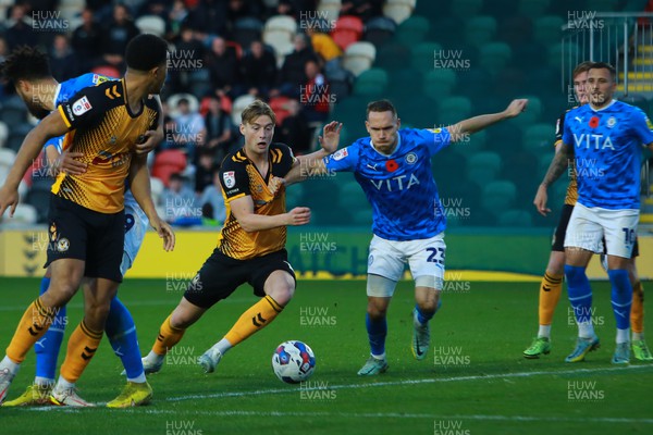 121122 - Newport County v Stockport County - Sky Bet League 2 - Declan Drysdale of Newport and Chris Hussey of Stockport compete for the ball