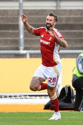 041025 - Newport County v Swindon Town - Sky Bet League 2 - Ollie Palmer of Swindon celebrates after he scores the first goal of the game