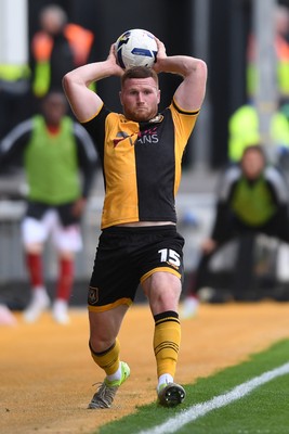 041025 - Newport County v Swindon Town - Sky Bet League 2 - Lee Jenkins of Newport County takes a throw in