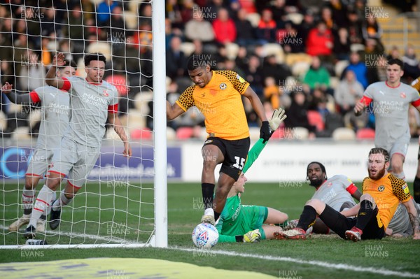 180120 - Newport County v Swindon Town - Sky Bet League 2 - Tristan Abrahams of Newport County tries to steer the ball home