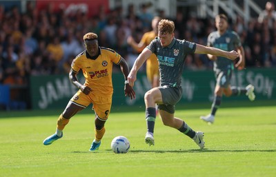 290826 Newport County v Tranmere Rovers, EFL Sky Bet League 2 - Shaquille Gwengwe of Newport County takes on Bobby Faulkner of Tranmere Rovers
