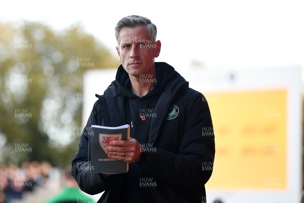 081125 - Newport County v Walsall - Sky Bet League 2 - Newport County Manager, David Hughes