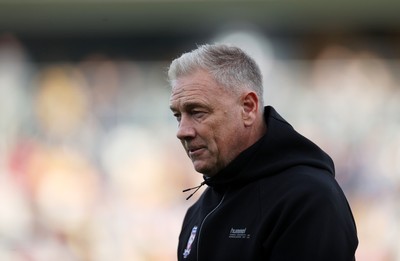 171026 - Newport County v York City, SkyBet League Two - York City Manager Scott Lindsey 