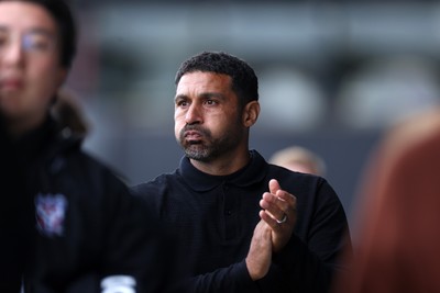 171026 - Newport County v York City, SkyBet League Two - Newport County Manager Hayden Mullins 