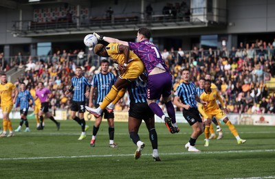 171026 - Newport County v York City, SkyBet League Two - Shaquille Gwengwe of Newport County collides with keeper Alfie McNally of York City 