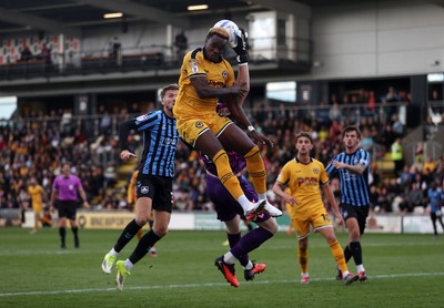 171026 - Newport County v York City, SkyBet League Two - Shaquille Gwengwe of Newport County can�t get to the ball before keeper Alfie McNally of York City 
