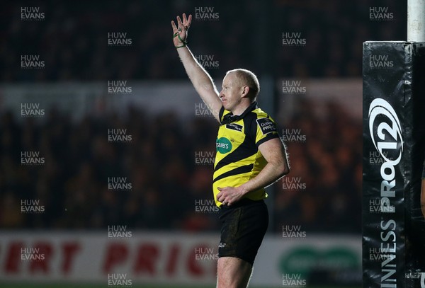 271215 - Newport Gwent Dragons v Cardiff Blues - Guinness PRO12 - Cardiff are awarded a penalty try by Referee Ian Davies