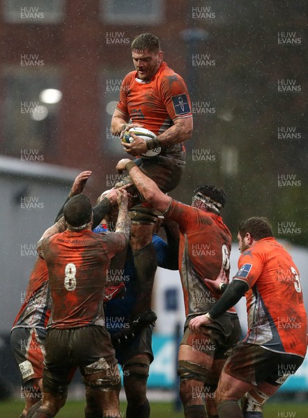 290117 - Newport Gwent Dragons v Newcastle Falcons - Anglo-Welsh Cup - Calum Green of Newcastle wins the line out