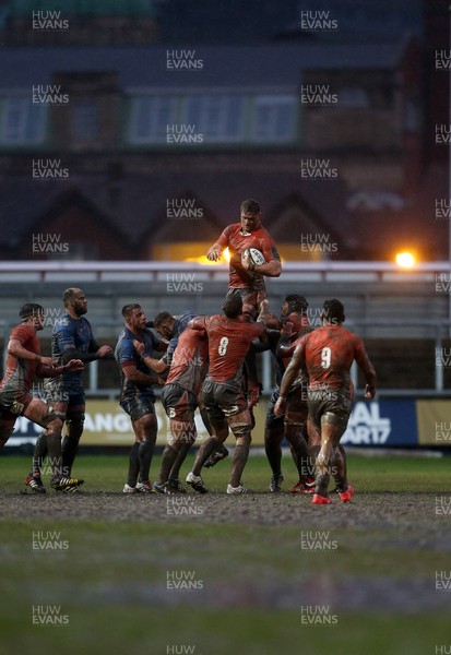 290117 - Newport Gwent Dragons v Newcastle Falcons - Anglo-Welsh Cup - Calum Green of Newcastle wins the line out