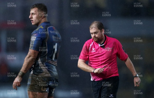 290117 - Newport Gwent Dragons v Newcastle Falcons - Anglo-Welsh Cup - Referee John Meredith calls the game off after 70 minutes